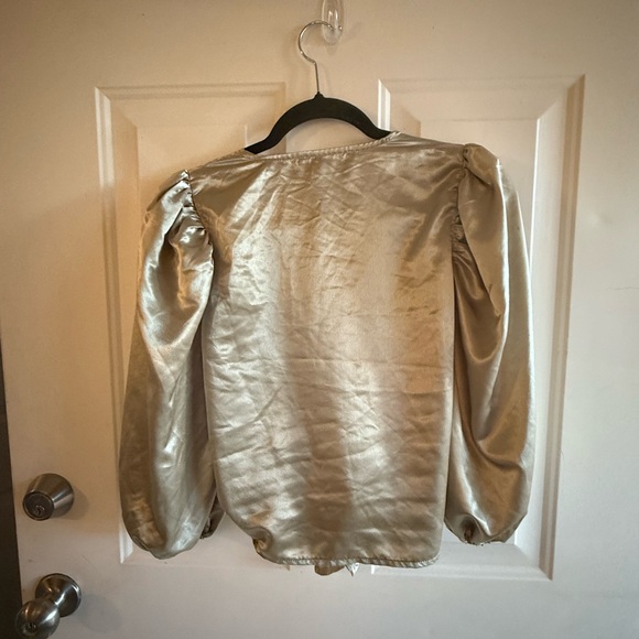 Forever 21 balloon long sleeves light shinny green Women's Top Medium ties front - Picture 4 of 4